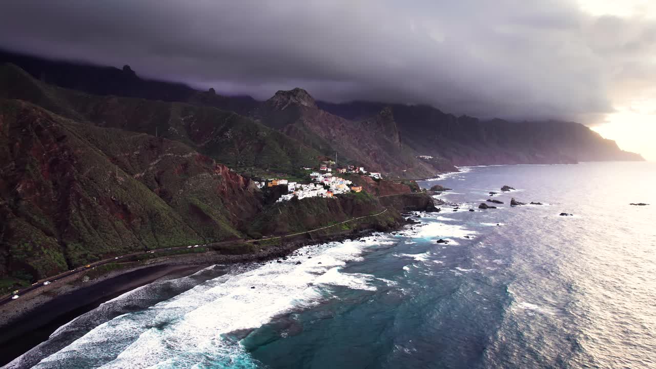 Vista panoramica aerea dell'epica costa di Tenerife con un'onda oceanica al tramonto.
