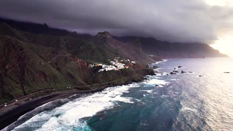 Luftpanoramablick-Auf-Die-Epische-Küste-Von-Teneriffa-Mit-Ozeanwelle-Bei-Sonnenuntergang