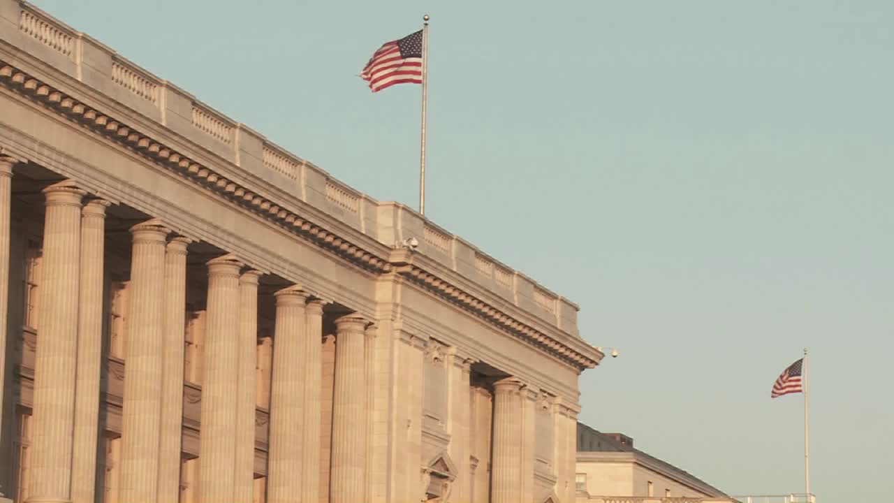 워싱턴 dc 1의 건물 꼭대기에 깃발이 펄럭입니다.