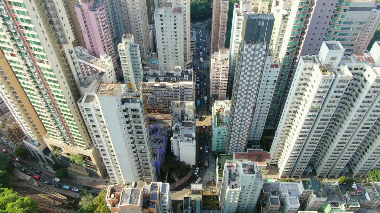 mega edificios residenciales y tráfico en el centro de hong kong, vista aérea