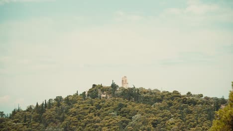 Toma-Panorámica-Sobre-Una-Colina-Y-Ruinas-Antiguas-En-Atenas,-Grecia