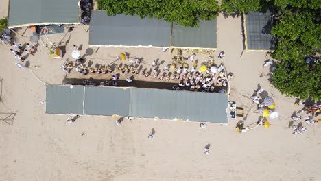 Vista-Aérea,-Procesión-En-La-Playa-De-Samuh-Durante-La-Ceremonia-Melasti-Antes-Del-Día-Silencioso-De-Nyepi