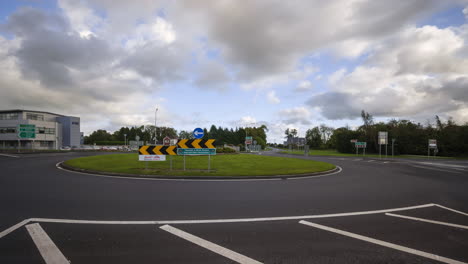 Lapso-De-Tiempo-Del-Tráfico-Por-Carretera-Con-Coches-Circulando-Durante-El-Día-En-Irlanda