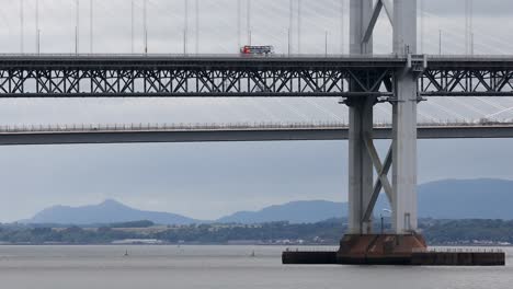 queensferry 및 4번 도로 다리를 건너는 버스 및 러시 아워 교통, 클로즈업