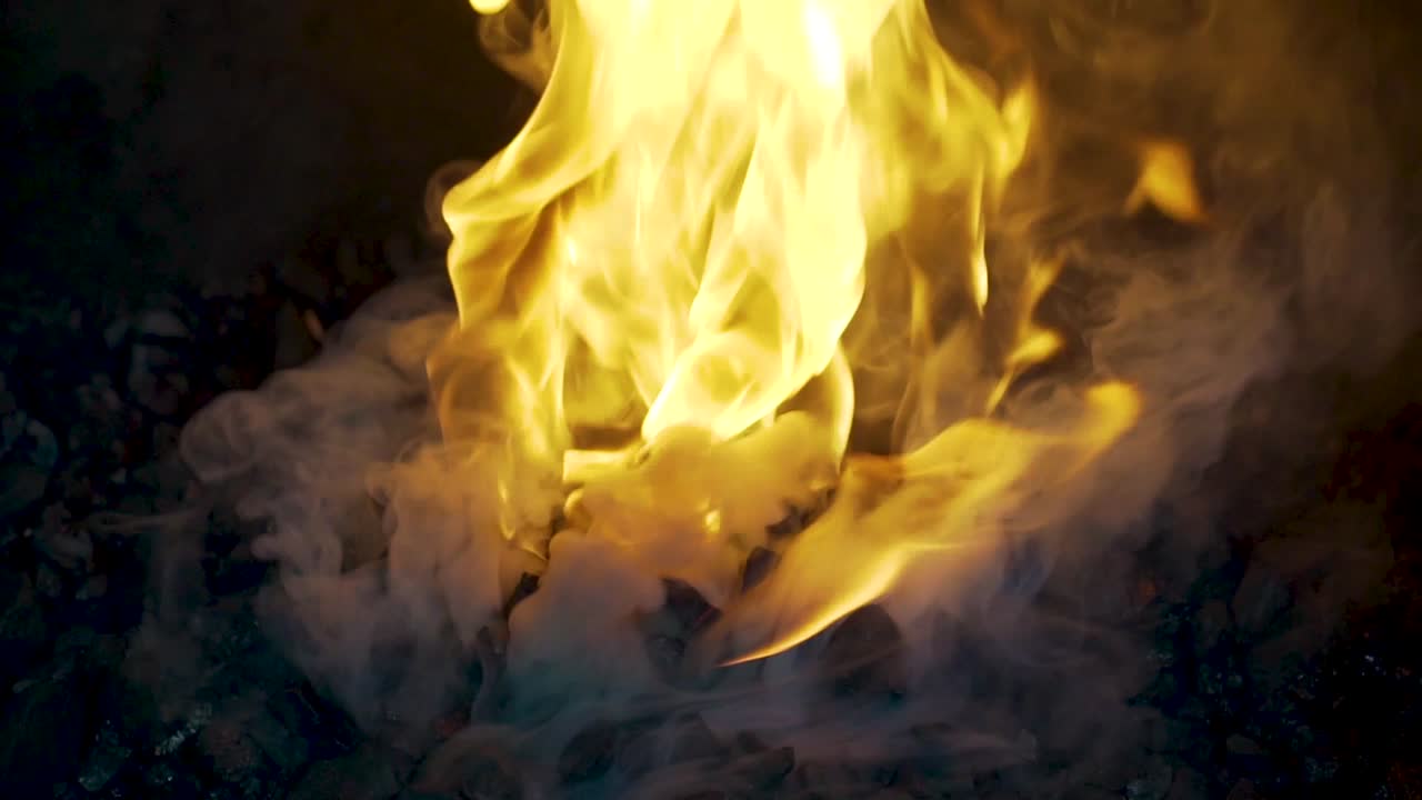 forja de metal de herrero en cámara lenta de 120 fps