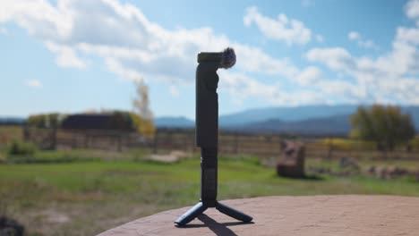 dettagli della nuova sofisticata dji osmo pocket 3 stabilizzata gimbal telecamera mobile su treppiede