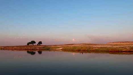 un crucero en barco por el lado namibio del río zambezi en verano en la región de caprivi strip-zambezi al atardecer