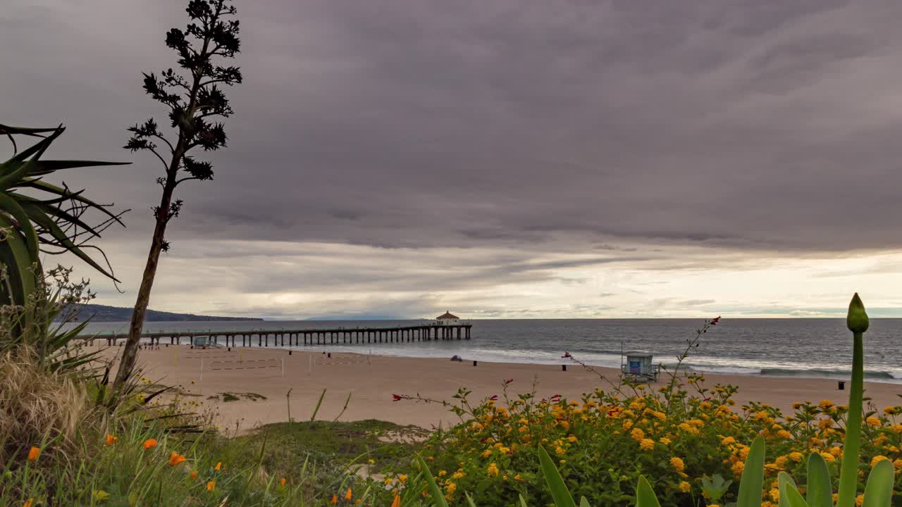 Tramonto oscurato dal molo di Manhattan Beach a Manhattan Beach, California.