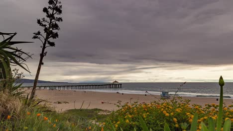 Puesta-De-Sol-Nublada-Por-El-Muelle-De-Manhattan-Beach-En-Manhattan-Beach,-California