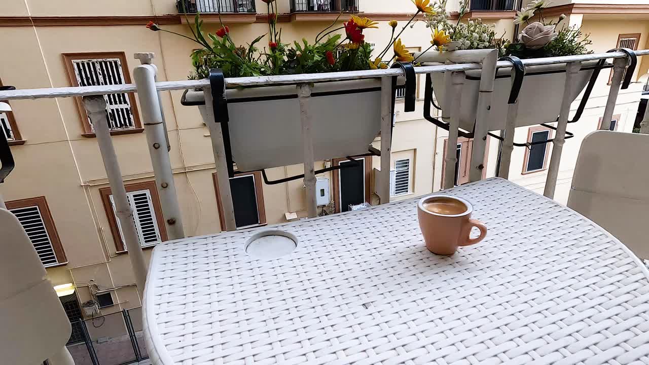 una vista serena del balcón con café