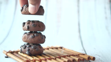 galletas de chispas de chocolate apiladas