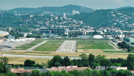 Pista-Del-Aeropuerto-Mandelieu-Cannes-Desde-La-Distancia-Día-Soleado