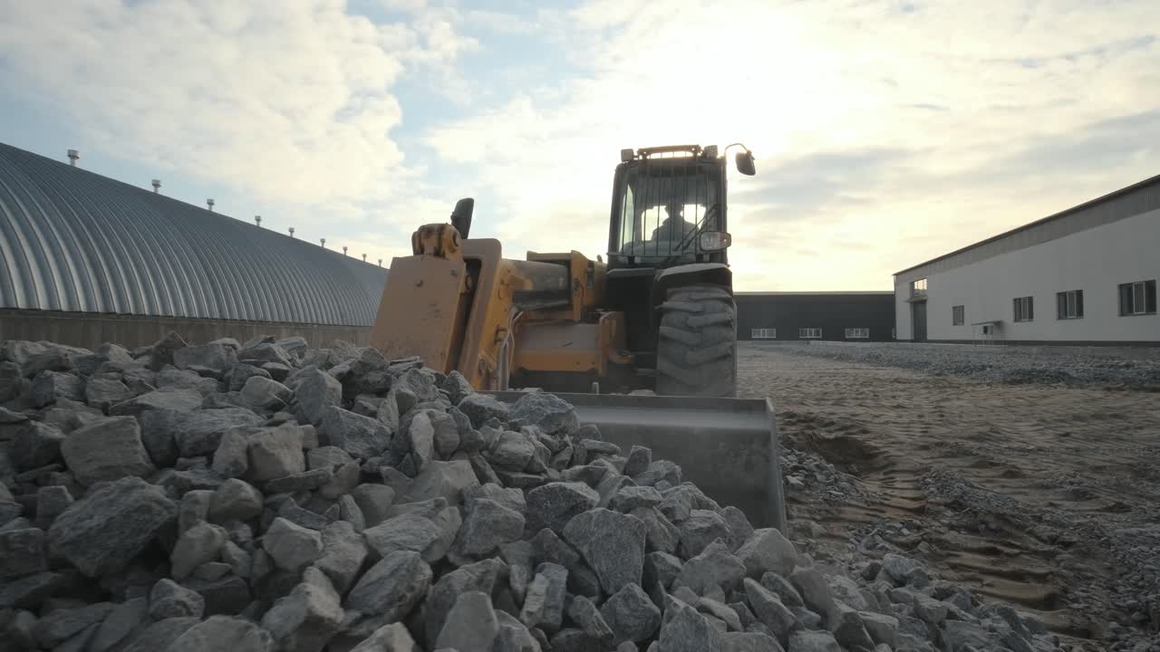 트랙터는 잔해를 트럭으로 옮니다. 발굴기-로드러는 건설 현장에서 잔해 어리를 어내고 덤프 트럭에 짐을 니다.