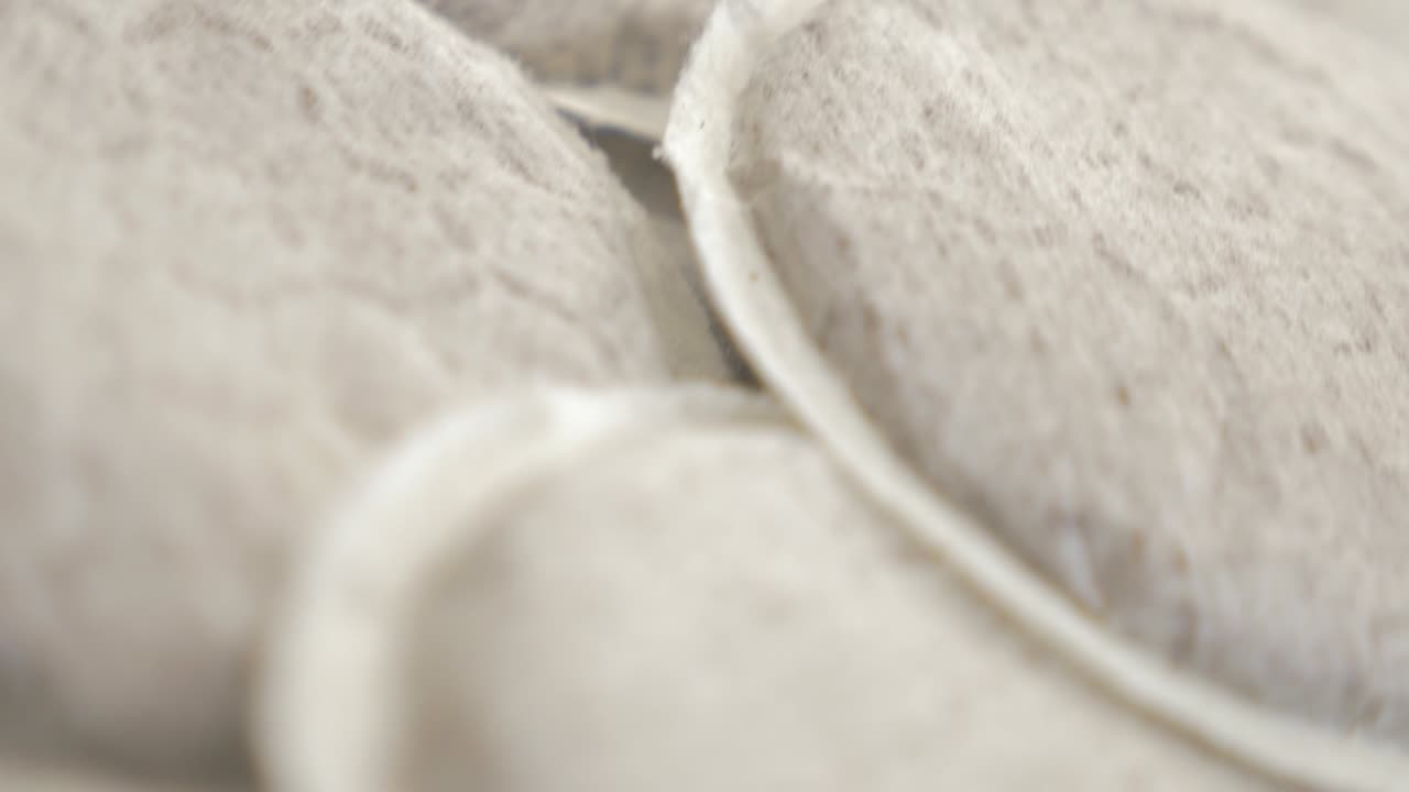 кофейные капсулы на деревянной поверхности доли 4k 2160p uhd мелкий доф кадры - доли закрывается к кофейным капсулам на столе 4k 3840x2160 uhd видео