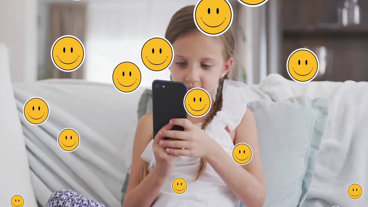 animación de caras sonrientes sobre una chica caucásica feliz usando un teléfono inteligente en casa