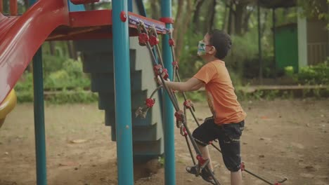 niño enérgico divirtiéndose en un parque, goa, india