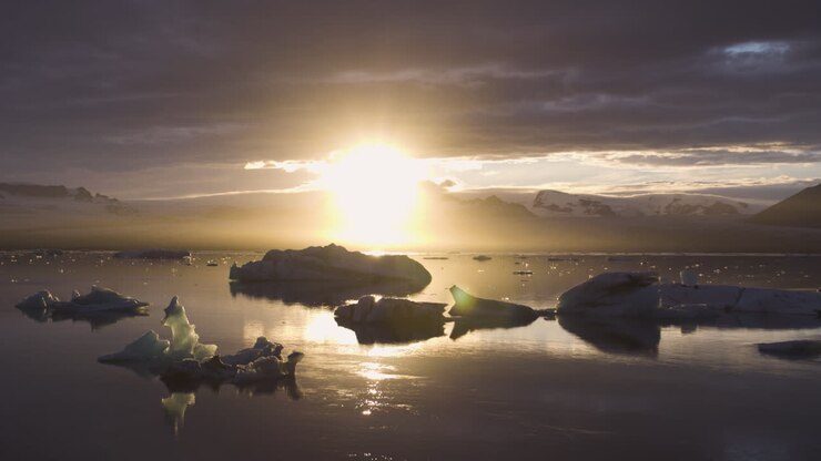 Grande sole intenso che illumina i ghiacciai nella laguna di Jökulsárlón, Islanda