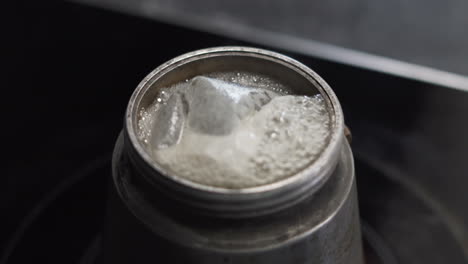 cerca de un té de hierbas burbujas dentro de una cafetera moka