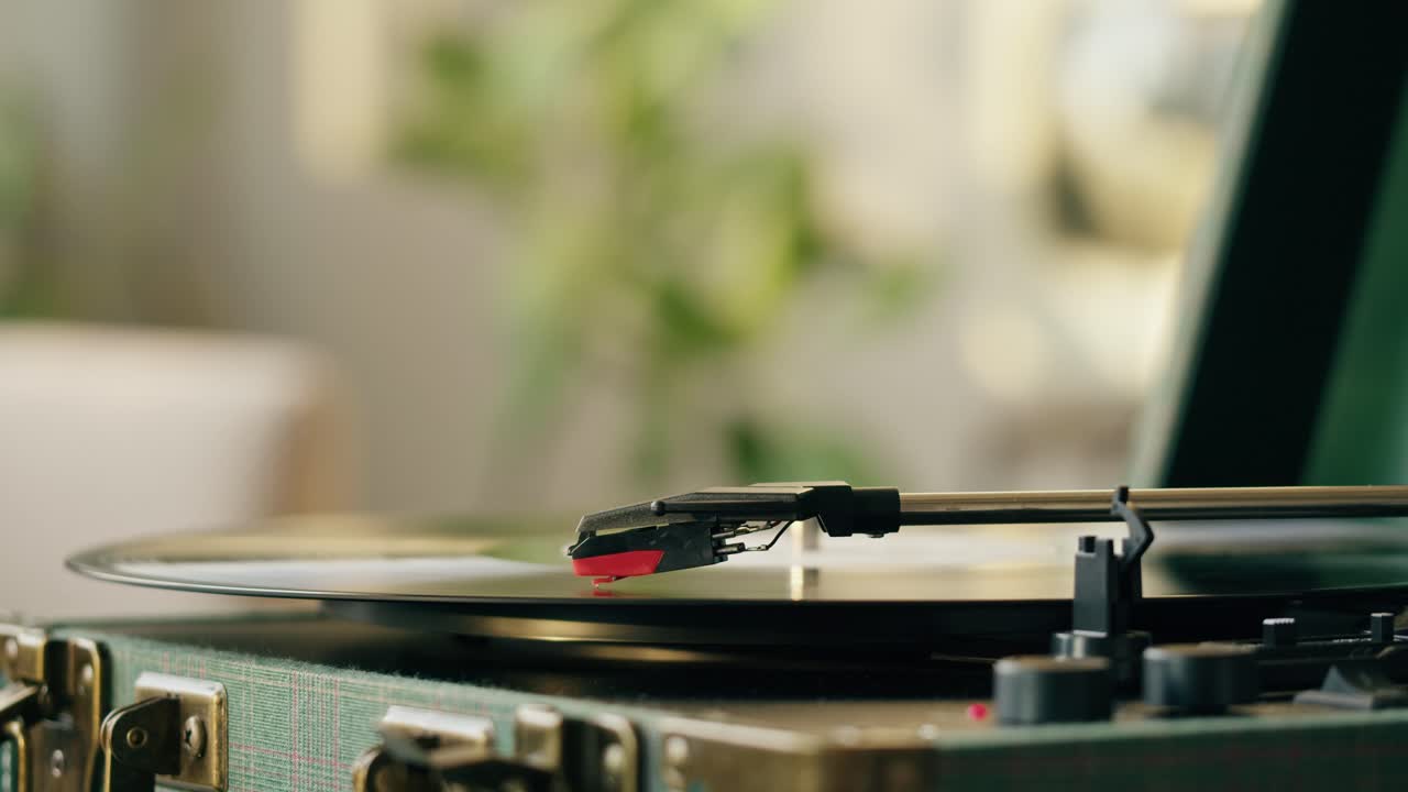 Primo piano di un giradischi vintage con un disco in vinile in rotazione