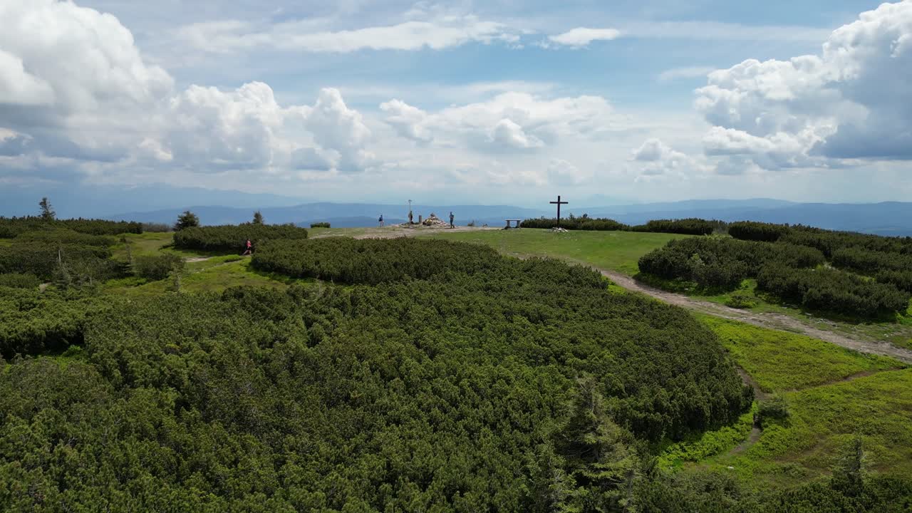 산 꼭대기에 있는 여름날 - 신선한 공기에서의 야외 활동 - beskidy 4k
