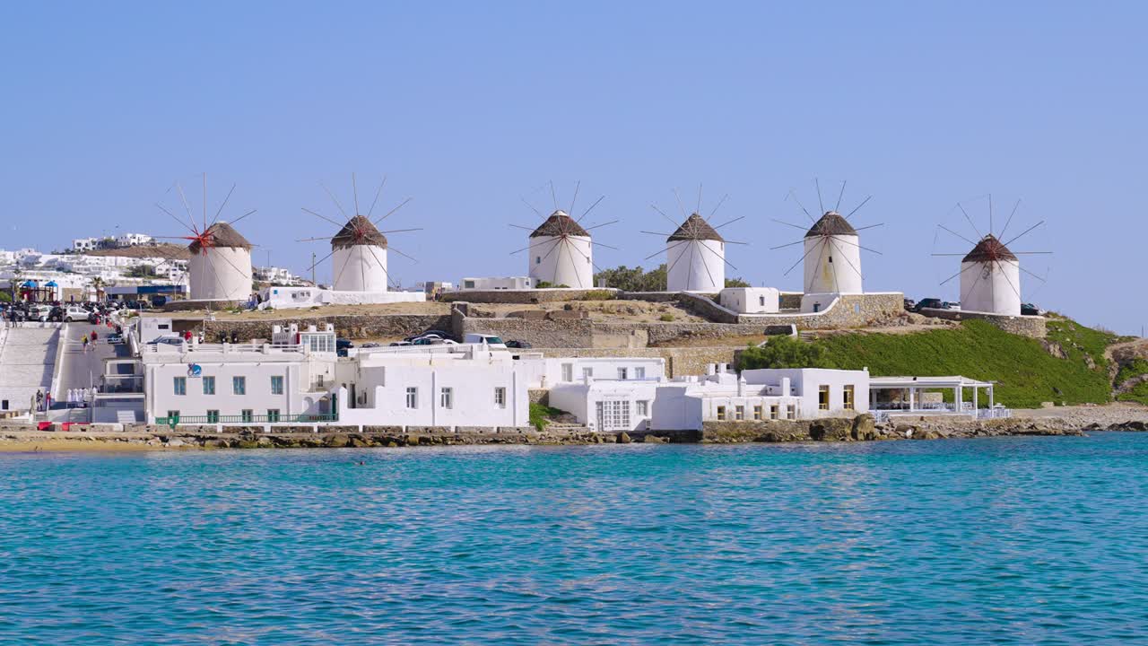 molinos de viento griegos icónicos en el casco antiguo de la ciudad de mykonos, grecia
