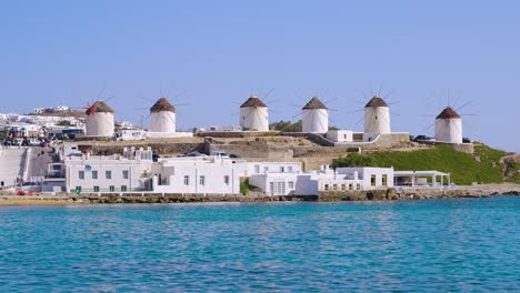 molinos de viento griegos icónicos en el casco antiguo de la ciudad de mykonos, grecia