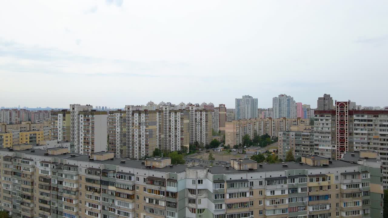 vista aérea hacia viejos edificios de arquitectura soviética, en un distrito de pobreza pobre de kyiv, día sombrío y nublado, en kiev, ucrania - dolly, tiro con drones
