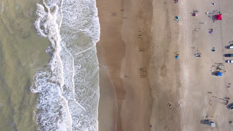 Drohnenaufnahme-Eines-Strandes-Von-Oben-In-Cariló,-Argentinien-Im-Sommer