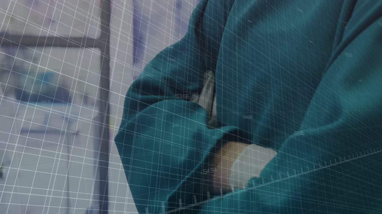 수술 마스크를 착용한 백인 고위 여성 외과 의사의 초상화에 대한 통계 데이터 처리