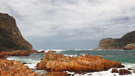 Vistas-Panorámicas-De-Uno-De-Los-Cruces-Más-Peligrosos-Del-Mundo,-El-Knysna-Se-Dirige-Desde-La-Fuente