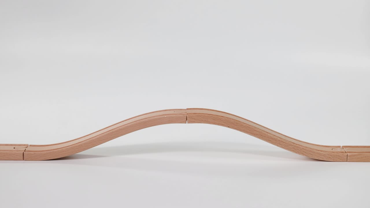 장난감 자동차가 물결 모양의 트랙을 따라 움직인다