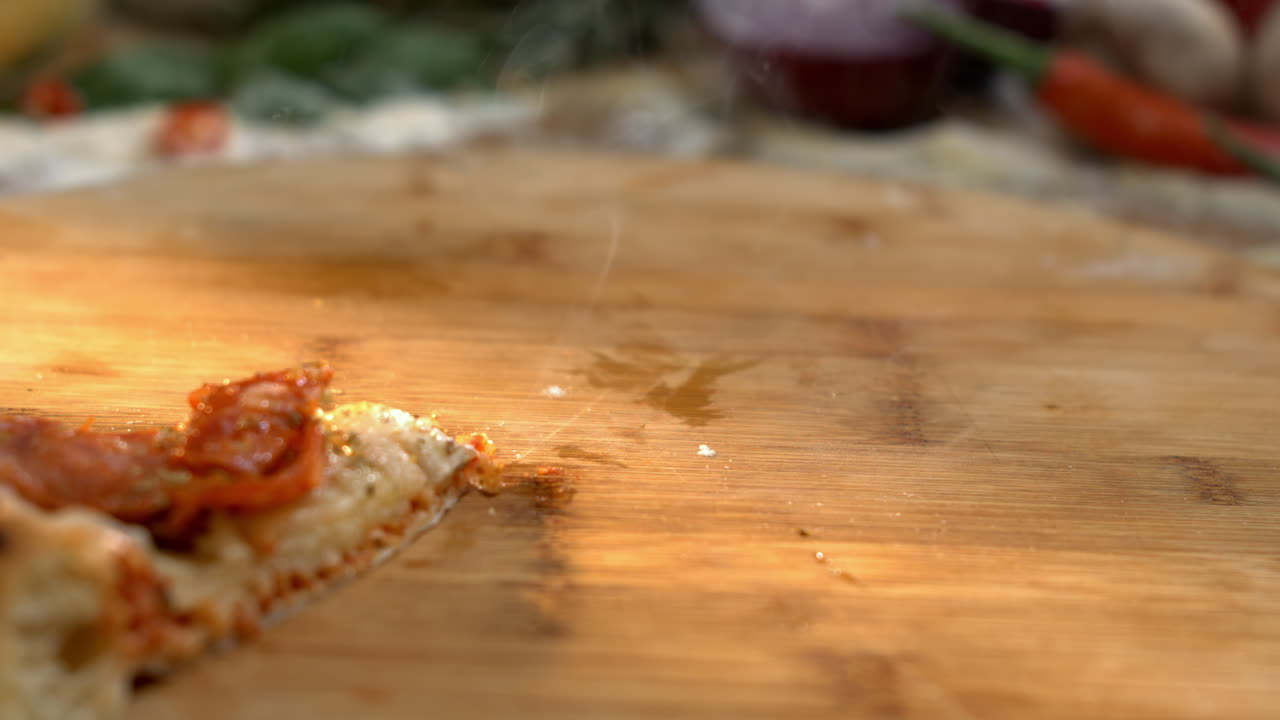 pizza en una tabla de cortar de madera