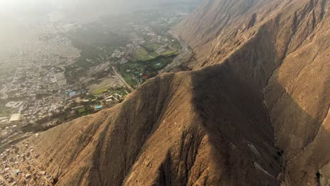 revelan la foto de un club de campo detrás de una montaña en santa eulalia, lima, perú