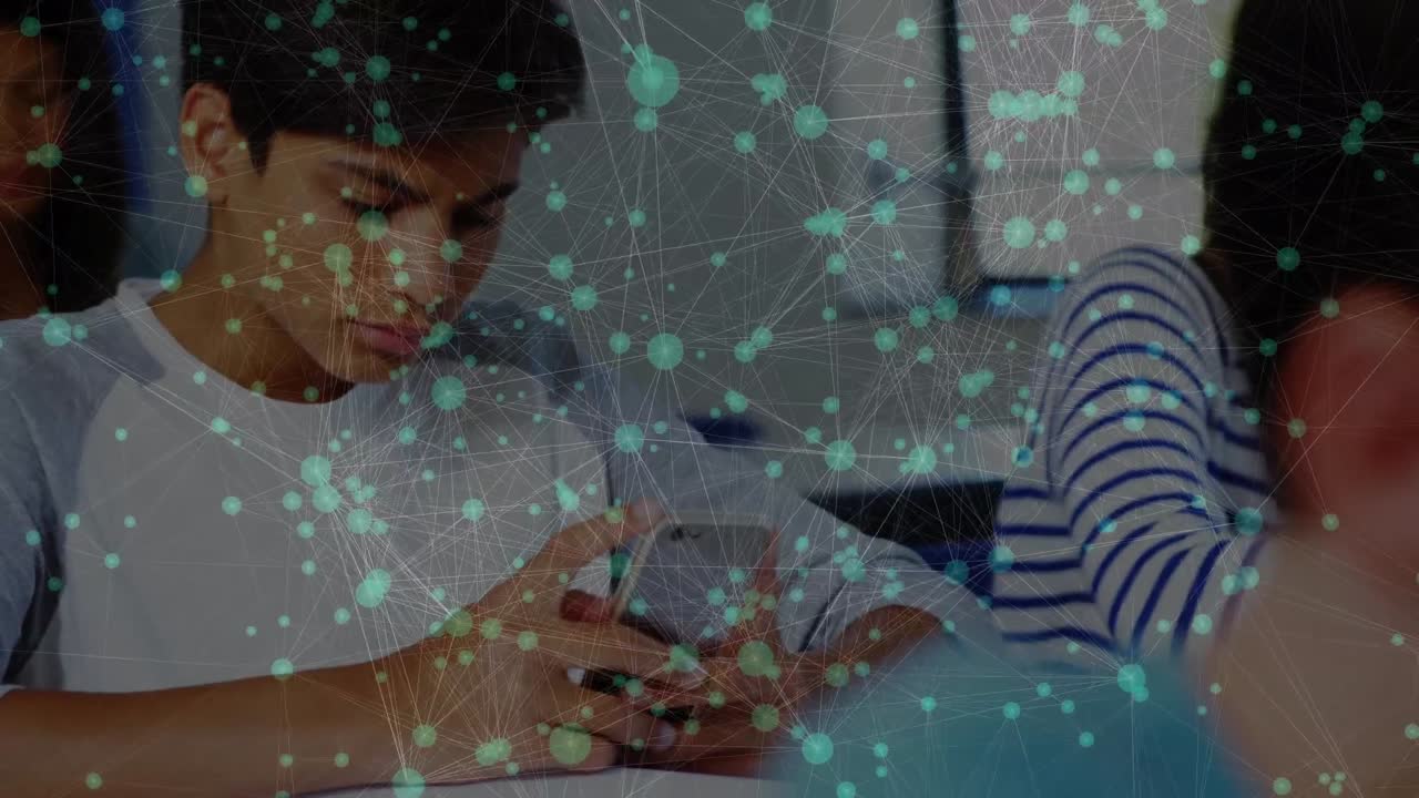 animación de la red de conexiones contra el niño indio que usa el teléfono inteligente en la clase en la escuela