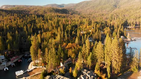 Luftaufnahme-Von-Häusern-An-Einem-Wunderschönen-See-Während-Der-Goldenen-Stunde