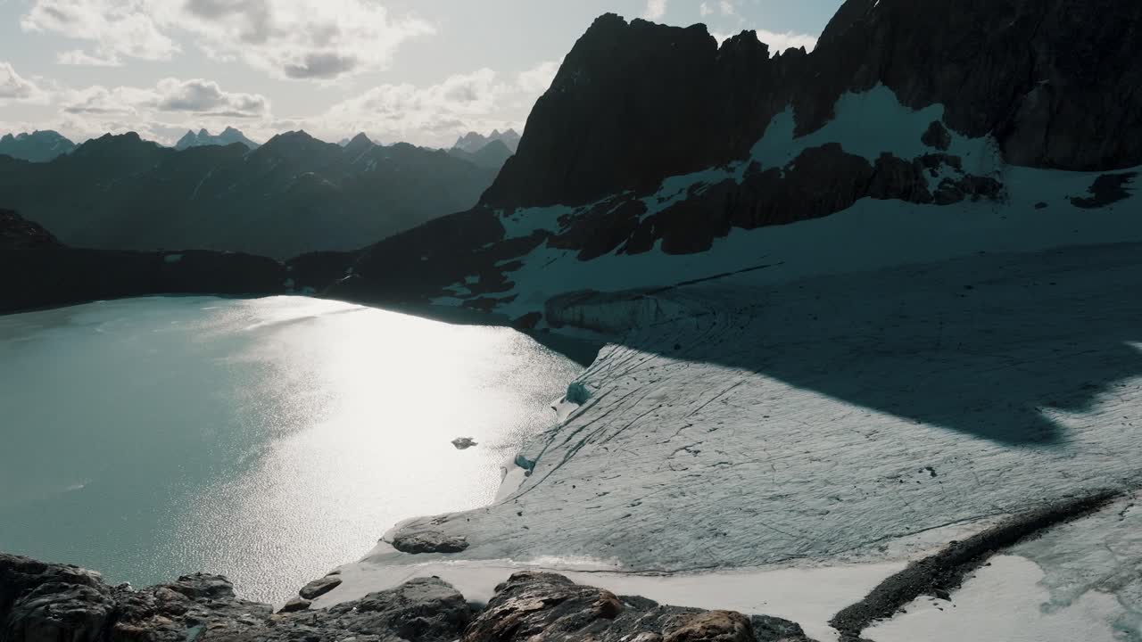 vista aérea sobre el glaciar y el lago ojo del albino en tierra del fuego, argentina - fotografía de un avión no tripulado