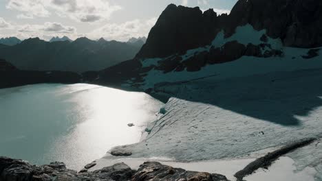 Luftaufnahme-über-Den-Gletscher-Und-See-Ojo-Del-Albino-In-Feuerland,-Argentinien---Drohnenaufnahme