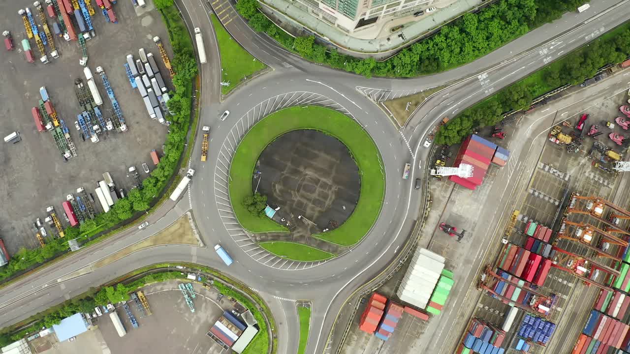 홍콩의 고속도로 교차로 (roundabout in hong kong city) 는 고속도로와 컨테이너를 는 고속도로 분기점이며, 다리 도로는 물류 운송에서 구조적으로 원을 형성한다.