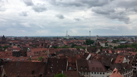tejados rojos en nuremberg, alemania bajo un cielo nublado