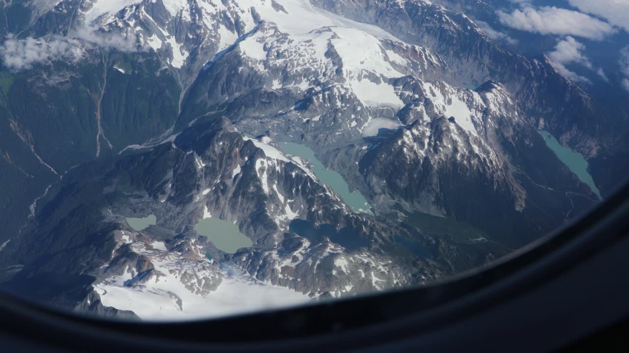 hermosa vista aérea desde el asiento de la ventana de un avión sobre las montañas rocosas en columbia británica, canadá