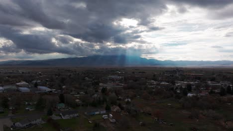 disparo de un dron de una ciudad rural en idaho con rayos de luz solar en la distancia