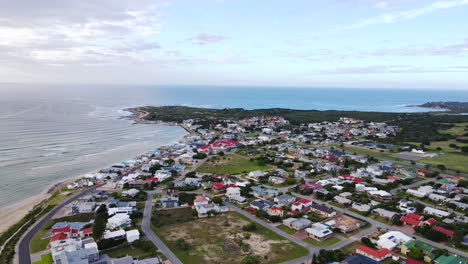 Sonnenaufgang-Aus-Der-Vogelperspektive-Mit-Drohnenblick-über-Das-Berühmte-Urlaubsziel-Still-Bay-West