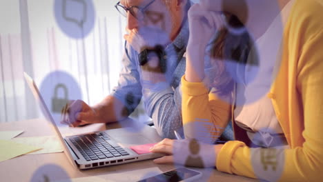animación de iconos y lenguaje informático, compañeros de trabajo caucásicos discutiendo informes en la computadora portátil