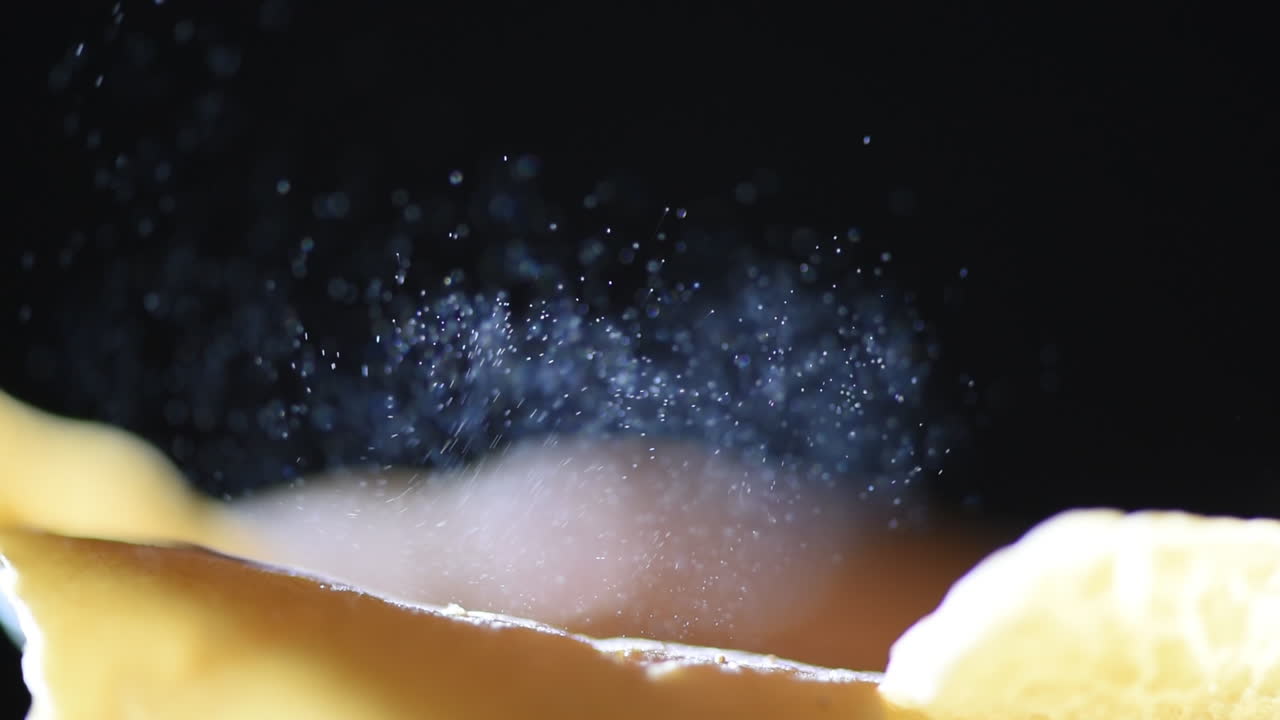 교란될 때 포자를 방출하는 컵 곰팡이의 놀랍도록 상세한 매크로 포자 분산 샷