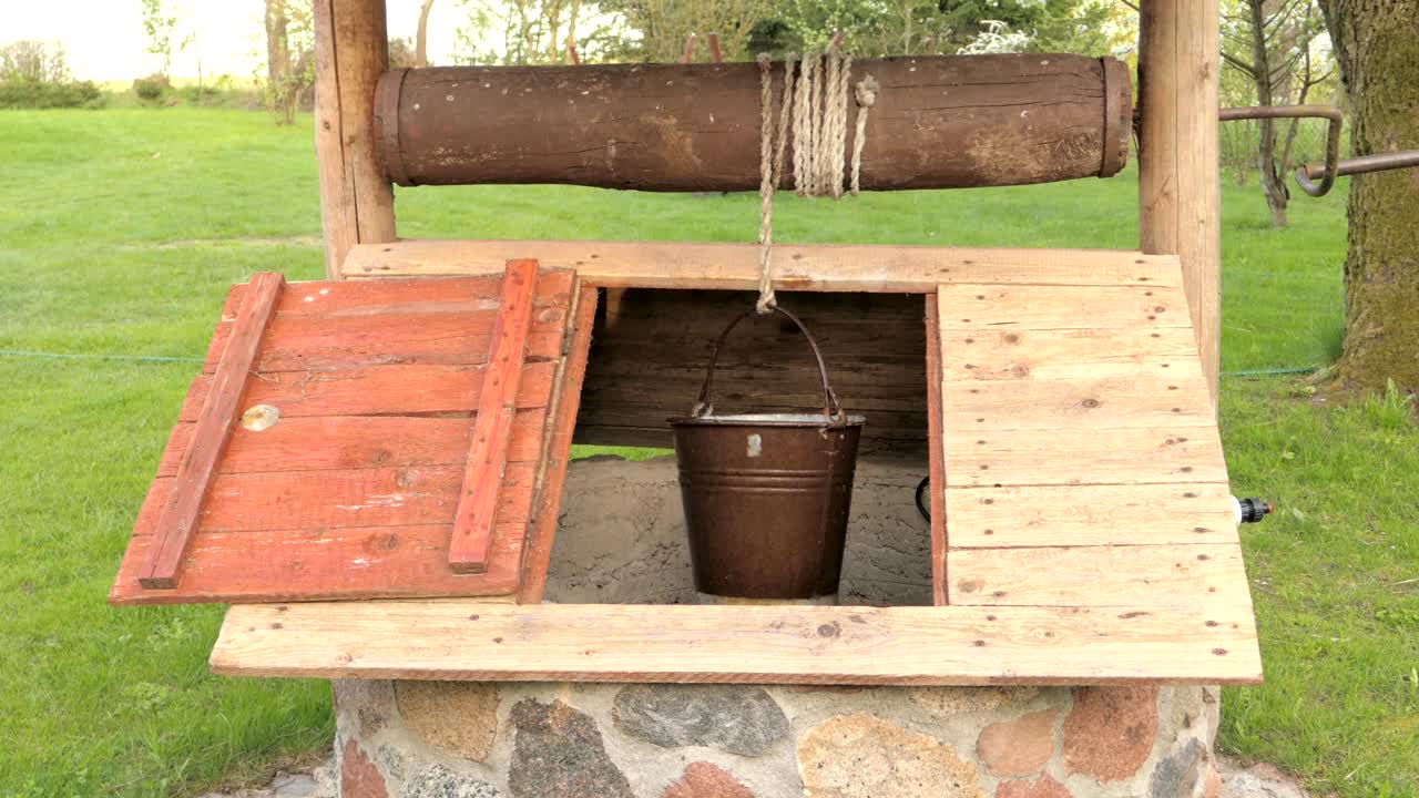 시골 우물 에 매달린 빈 금속 버