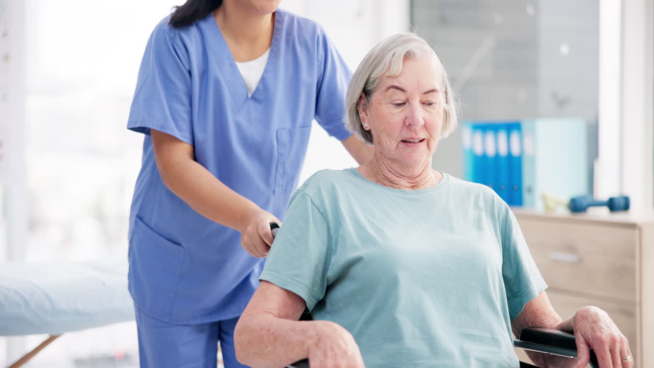 Unterstützung, Krankenschwester und Seniorin im Rollstuhl