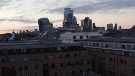 Zunehmende-Aufnahmen-Von-Wahrzeichen-Der-Stadt.-Enthüllung-Der-Berühmten-Tower-Bridge-Und-Der-Wolkenkratzer-In-Der-Stadt-Gegen-Sonnenuntergang.-London,-Vereinigtes-Königreich