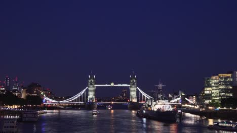 Vista-Nocturna-Del-Puente-De-La-Torre-En-Londres-Con-Barco-En-El-Río-Támesis,-Hermoso-Fondo