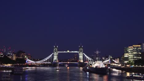 vista nocturna del puente de la torre en londres con barco en el río támesis, hermoso fondo