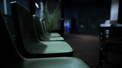 cuarto de lavandería vacío por la noche